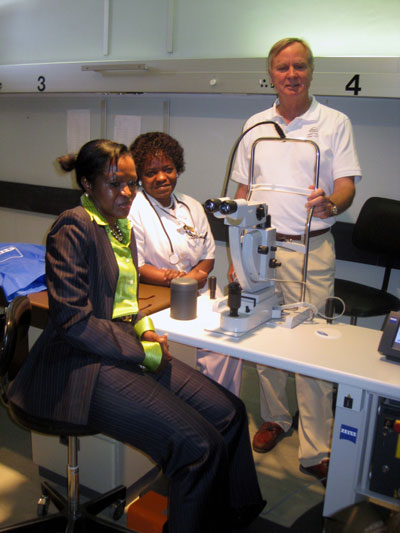 Dr. Armbrust spendet neuen Netzhautlaser nach Namibia